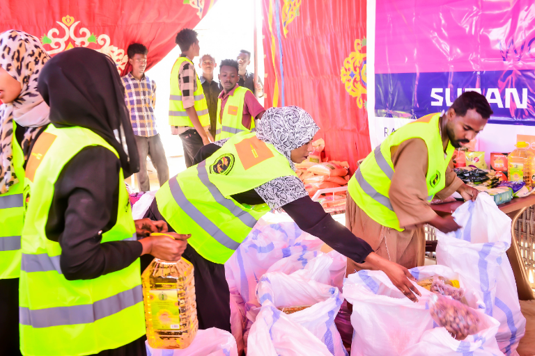 sapa volunteers distributing donation and aid among the sudanese people in a sudanese camp